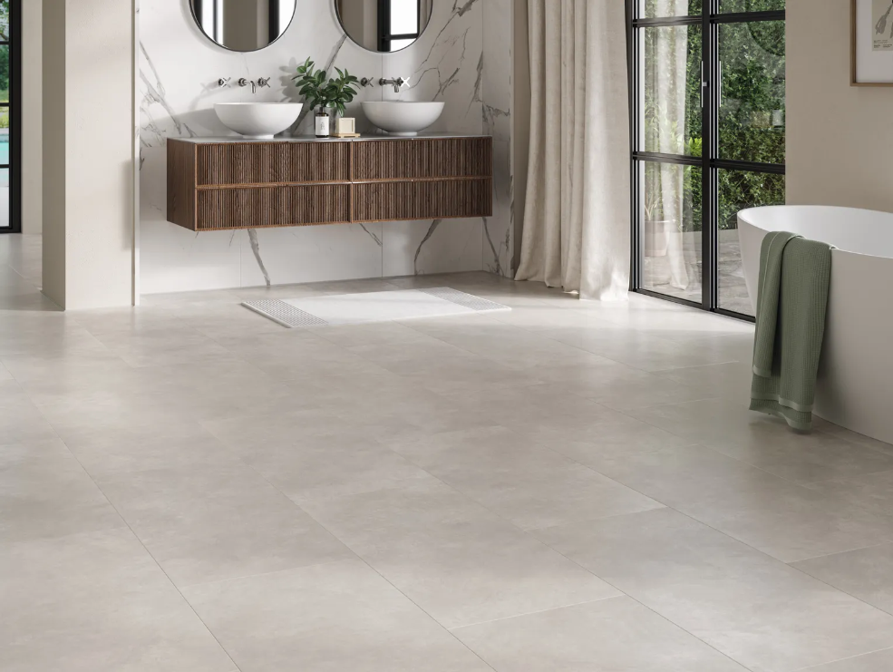 Ein heller Designboden ist in einem Badezimmer verlegt.