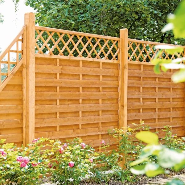 Rankzaun aus Holz in einem grünen Garten