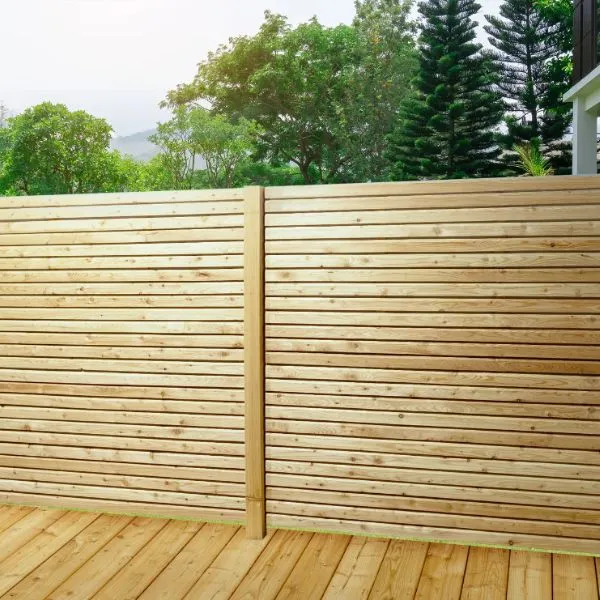 Ein heller Rhombus Zaun aus Holz auf einer Terrasse