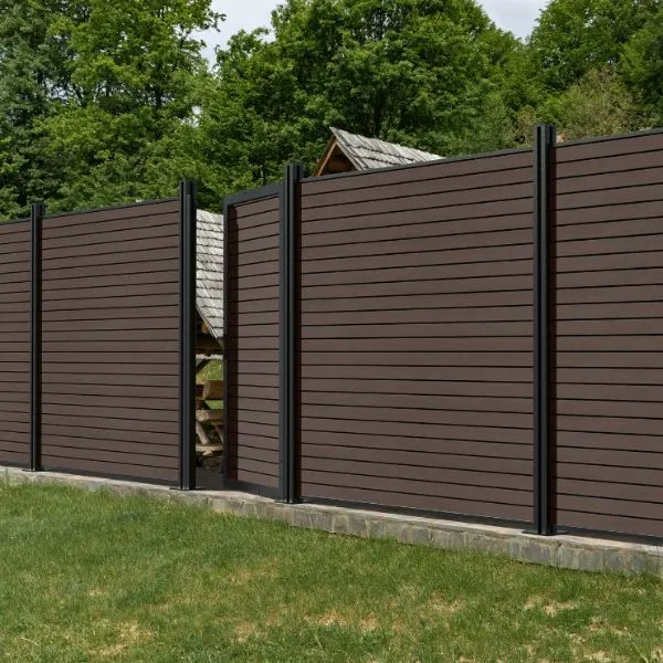 Dunkel brauner Rhombus Zaun mit Tür in einem Garten