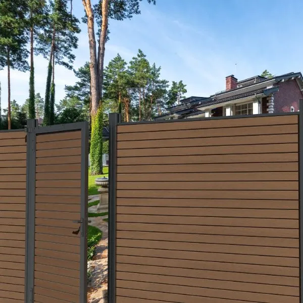 Ein brauner Rhombus Zaun in einem Garten