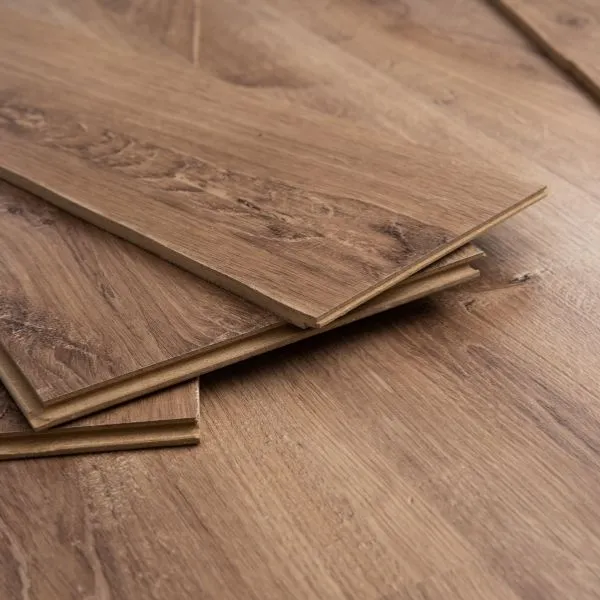 Braune Vinylboden Dielen übereinander gelegt