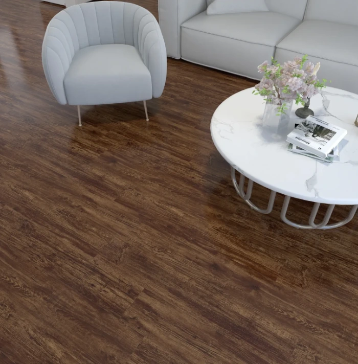 Dunkler Klebevinylboden in Eiche-Holzstruktur und Landhausdielen-Optik in einem.