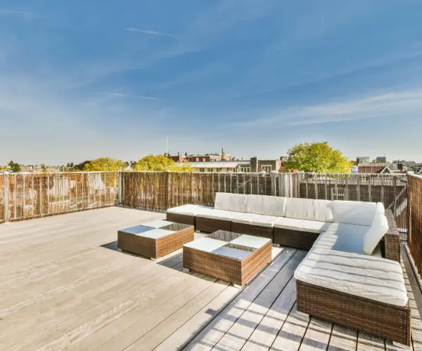 Schlichte Dachterrasse mit Holzdielen und einer Sitzecke