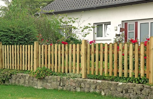 Natürlicher Holzlattenzaun mit klassischer Optik, der den Vorgarten freundlich und einladend wirken lässt.