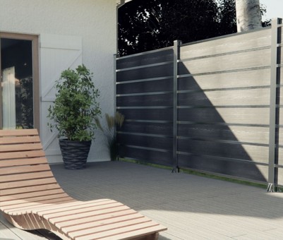 Ein moderner WPC-Sichtschutzzaun in Anthrazit verleiht deiner Terrasse eine klare und elegante Optik.